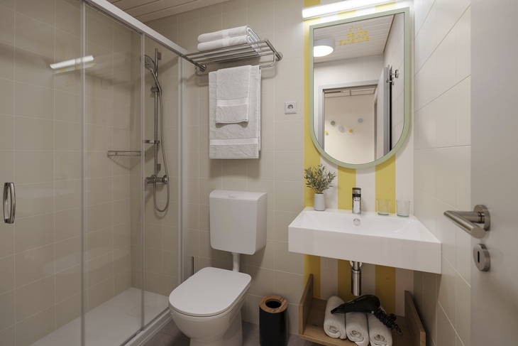 Modernes Badezimmer mit Dusche, WC und Waschbecken im Rabac Sunny Hotel & Residence