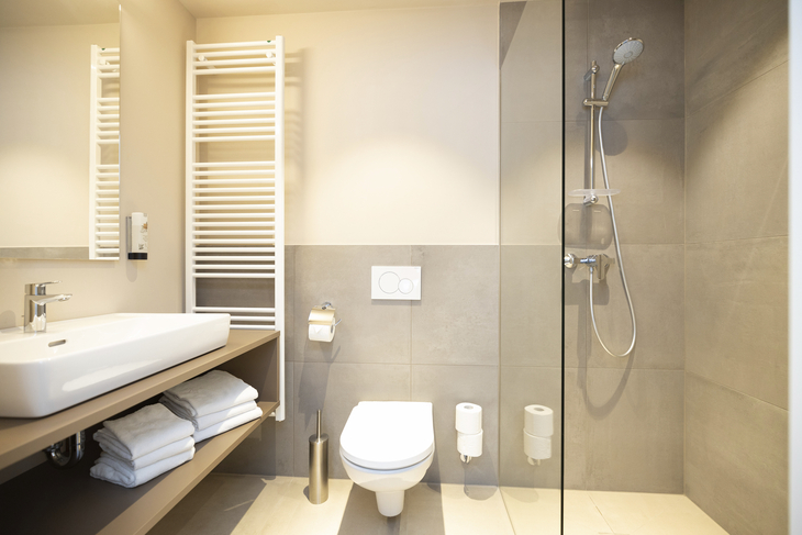 Modernes Badezimmer mit Waschbecken, Dusche und WC.
