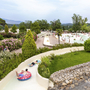 Wasserpark mit Menschen auf einer Rutsche im Norcenni Girasole Village, umgeben von Natur.