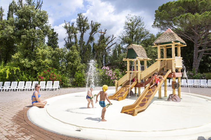 Kinder spielen auf einem Wasserspielplatz im Norcenni Girasole Village.