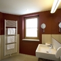 Modernes Badezimmer mit Doppelwaschbecken und roter Wand in Hotel Amadeus Micheluzzi.