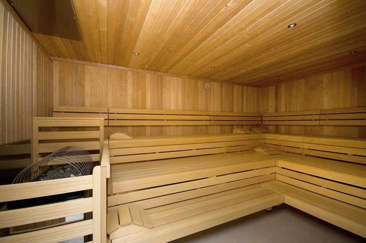 Holzsauna mit Bänken im Hotel Amadeus Micheluzzi, Serfaus