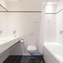 Modernes Hotelbad mit weißer Keramik, Badewanne und Dusche im Amrath Hotel Alkmaar.
