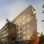 Außenansicht des Hotels Best Western Zaan Inn mit mehreren Etagen und Bäumen im Vordergrund.