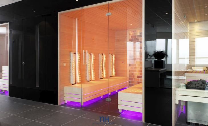 Sauna mit lila beleuchtetem Boden im NH Zandvoort Hotel in den Niederlanden.