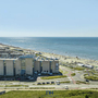Hotellandschaft in Zandvoort an der Küste mit Blick auf das Meer und den Strand.