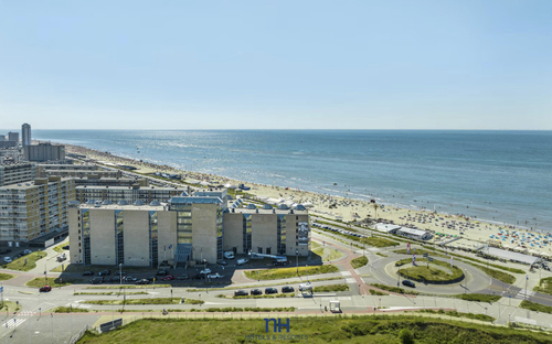 Hotellandschaft in Zandvoort an der Küste mit Blick auf das Meer und den Strand.