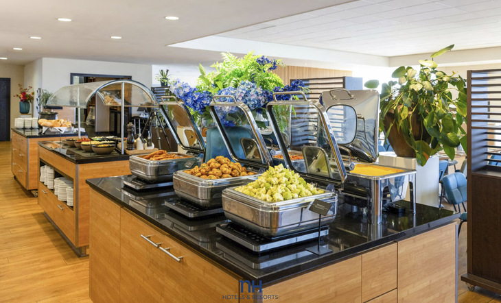 Buffet im NH Hotel Zandvoort mit verschiedenen Speisen und Dekorationen.