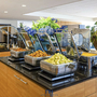 Buffet im NH Hotel Zandvoort mit verschiedenen Speisen und Dekorationen.