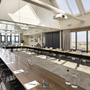 Konferenzraum mit U-förmigem Tisch und Panoramafenstern in einem Hotel.