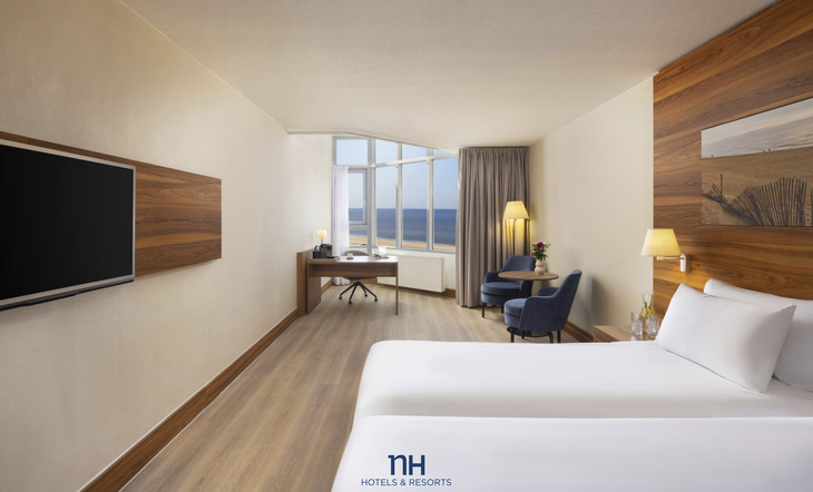 Modernes Hotelzimmer mit Doppelbett und Meerblick in Zandvoort.