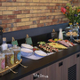 Frühstücksbuffet mit Müsli, Obst, Brot und Gebäck in einem Hotelrestaurant.