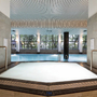 Innenansicht eines Konferenzzentrum-Pools mit Whirlpool im Vordergrund.