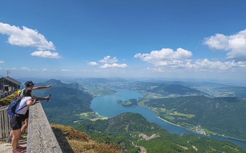 Aussicht vom Kehlsteinhaus auf Berge und Seen im Berchtesgadener Land.
