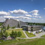 Außenansicht des IFA Schöneck Hotel und Ferienparks bei sonnigem Wetter.