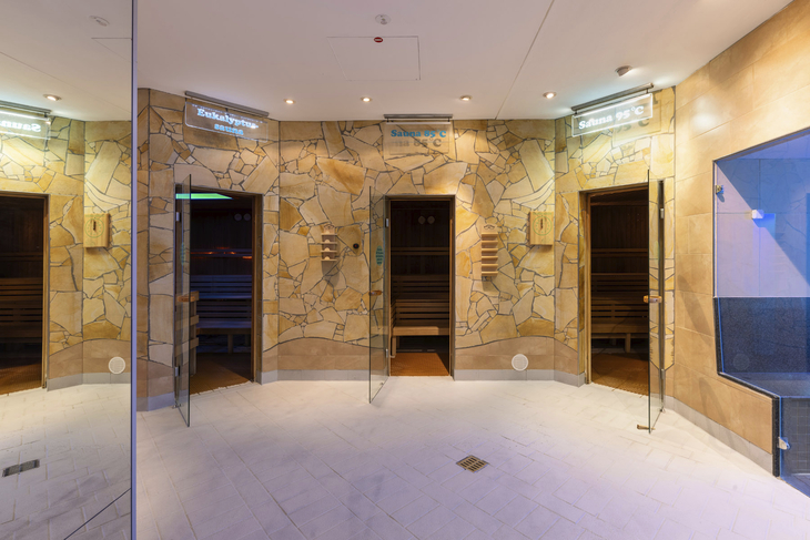 Wellness-Spa-Bereich mit mehreren Saunaräumen und Steinmauer-Dekor.