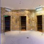 Wellness-Spa-Bereich mit mehreren Saunaräumen und Steinmauer-Dekor.