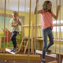 Kinder spielen lachend im Spielzimmer des JUFA Kempten Familien Resorts.