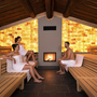 Personen entspannen in einer Sauna mit Holzinterieur und Kamin.