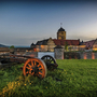 JUFA Hotel Kronach bei Abenddämmerung mit Festung Rosenberg im Sommer.