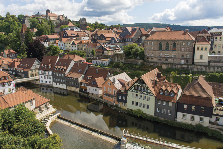 Blick auf die Festung Rosenberg und das JUFA Hotel Kronach im Sommer.