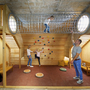 Spielzimmer mit Kletterröhre und Kletterwand, Kind beim Klettern im JUFA Hotel Kronach.