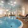 Innenpool mit Liegestühlen im Welcome Hotel Bad Arolsen Spa Bereich