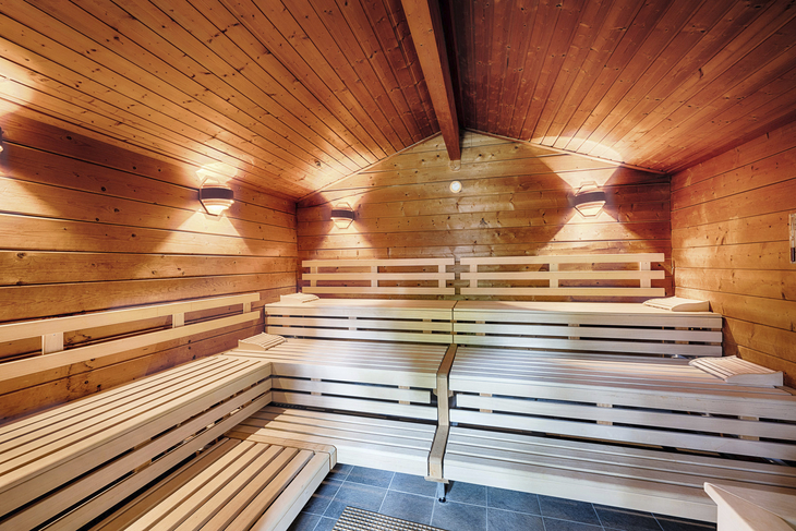 Sauna mit Holzbänken im Welcome Hotel Bad Arolsen Spa.
