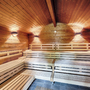 Sauna mit Holzbänken im Welcome Hotel Bad Arolsen Spa.