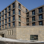 Hotelgebäude in Kronberg mit moderner Fassade und schneebedecktem Vorplatz.