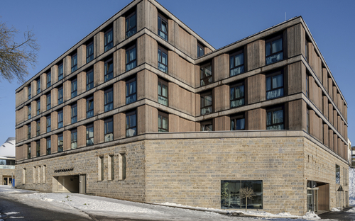 Hotelgebäude in Kronberg mit moderner Fassade und schneebedecktem Vorplatz.