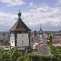 Aussicht auf Freiburg mit historischem Turm und umliegender Stadtlandschaft.