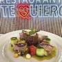 Ein elegant angerichtetes Gourmetgericht im Restaurant Te Quiero.