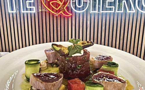 Ein elegant angerichtetes Gourmetgericht im Restaurant Te Quiero.