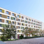 Vorderansicht des JUFA Hotels Wien City mit moderner Fassade und bunten Fensterläden.