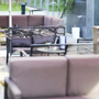 Sitzlounge im Außenbereich des JUFA Hotels Wien City mit Sofas und Tisch.