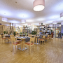 Modern eingerichteter Frühstücksraum im JUFA Hotel Wien City mit hellen Holzmöbeln.