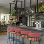 Barbereich des JUFA Hotels in Werfenweng mit Sitzgelegenheiten und Pflanzen.