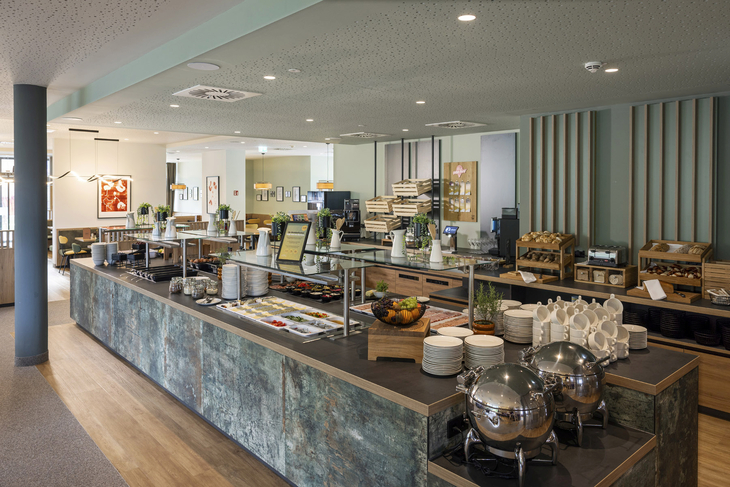 Frühstücksbuffet in einem Hotelrestaurant mit modernem Design.