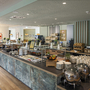 Frühstücksbuffet in einem Hotelrestaurant mit modernem Design.