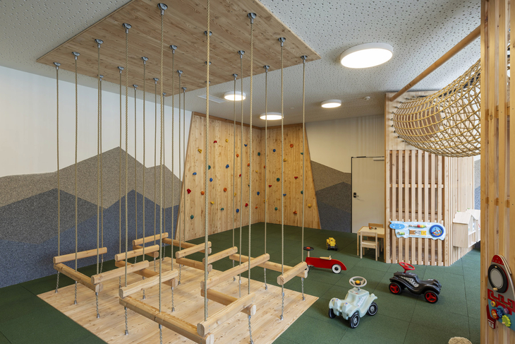 Indoor-Spielbereich mit Kletterseilen und Spielzeugautos im JUFA Hotel Werfenweng.