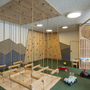 Indoor-Spielbereich mit Kletterseilen und Spielzeugautos im JUFA Hotel Werfenweng.