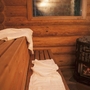 Eine gemütliche Sauna mit Holzinterieur und einem Ofen.