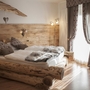 Gemütliches Schlafzimmer in rustikalem Stil mit Holzdekor und Doppelbett.