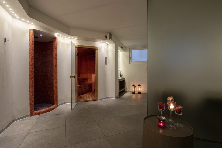 Hotel-Spa-Bereich mit Sauna, Kerzen und stilvollem Ambiente.