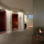 Hotel-Spa-Bereich mit Sauna, Kerzen und stilvollem Ambiente.