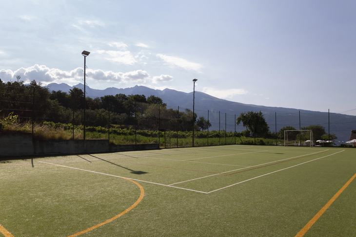 Fußballplatz mit Bergblick im Park Hotel Zanzanu, Tignale, Italien.