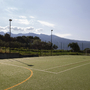 Fußballplatz mit Bergblick im Park Hotel Zanzanu, Tignale, Italien.