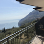 Blick von einem Balkon auf den Gardasee und Hügel in Tignale, Italien.