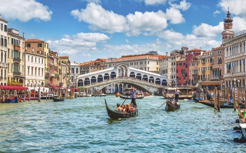 Rialtobrücke in Venedig über den Canal Grande mit Gondeln.